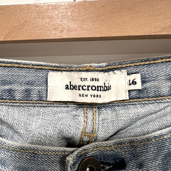 Abercrombie Kids girl’s jeans, distressed, light wash - Picture 3 of 8